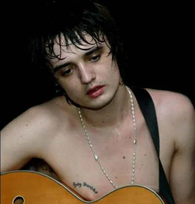 Pete Doherty : vous ne devriez avoir aucun mal pour trouver les groupes de ce gentleman britannique qui fait assez (trop) parler de lui...