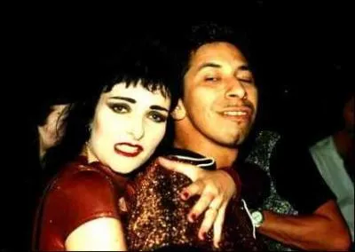 Kid Congo : guitariste lgendaire de la scne  punk-rock  des annes 80, il a jou avec un  poison  et a explor le ct  blues  du punk-rock. Dans quels groupes a-t-il jou ?