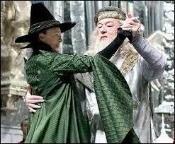 De quelle couleur est la robe de Hermione lors du bal de  Harry Potter et la coupe de feu  ?