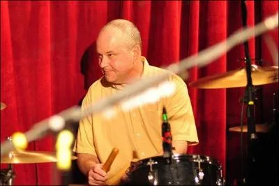 Stanley Demeski :   aux percussions avec Dave Weckerman . De quel groupe est-il le batteur ? Fa fa fa fa fa ce la !