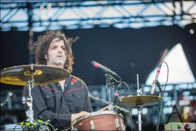 Russell Simins :  Ladies and gentlemen... mister Russell Simins !   Dans quel groupe fait-il  feu de tout bang  ?