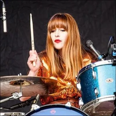 Anna Prior :  And now giving me the look look  . De quel groupe britannique est-elle la jolie batteuse ?