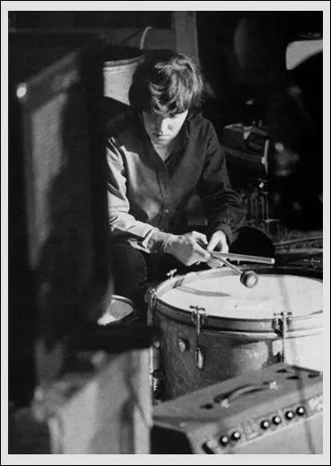 Et pour finir, j'accorde le bang de la fin  Moe Tucker, bien que son groupe mythique soit des annes 60. Elle a beaucoup oeuvr dans le rock  ind  et le groupe  trouver, a quasiment inspir tous les groupes de ce quizz ! De quel groupe mythique tait-elle la batteuse ?