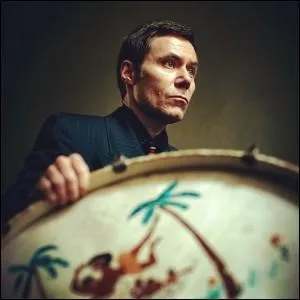 Thomas Wydler :  un batteur suisse au service d'un charismatique australien . De quel groupe est-il le batteur ?