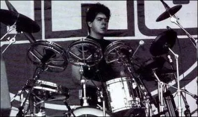 Lol Tholhurst :  Into the night with Charlotte sometimes . De quel groupe britannique tait-il le batteur ?