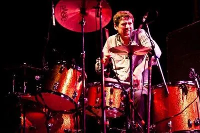 Patrick Carney :   The lonely drummer . De quel  black group  est-il le batteur ?