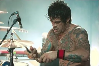 Joey Castillo :  avec un homme nomm Homme . Dans quel groupe de stoner frappait-il ?