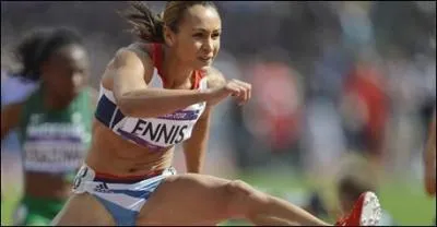 Quel sport consiste  courir et  sauter des obstacles ?