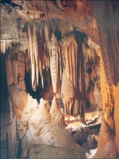 Quelle cette grotte, creuse par une rivire souterraine, constituant l'une des branches de rsurgence de l'Adour trs riche en stalactites et stalagmites, situe dans les Hauts-Pyrnes ?