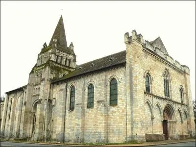 Dans quel dpartement se trouve l'glise Notre-Dame de Cunault o vous pourrez admirer 223 chapiteaux sculpts, ainsi que la chsse de son fondateur saint Maxenceul ?