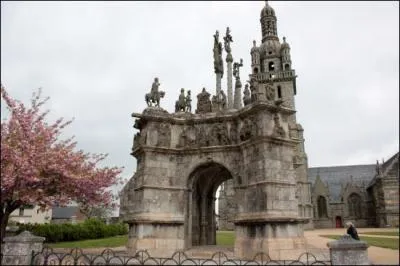 Maintenant, direction la Bretagne pour admirer le magnifique calvaire de Pleyben o l'on dnombre 28 groupes de personnages, mais quelle pierre a t utilise pour sa confection ?