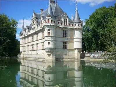Petit arrt en Touraine pour visiter le chteau d'Azay-le-Rideau, lgant, il se reflte dans ses douves, mais, comment s'appellent les habitant de la ville d'Azay-le-Rideau ?