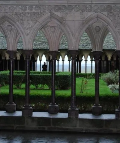 Le Mont-Saint-Michel est un site mondialement connu, parmi les trois propositions suivantes, laquelle est juste concernant le clotre de l'abbaye ?