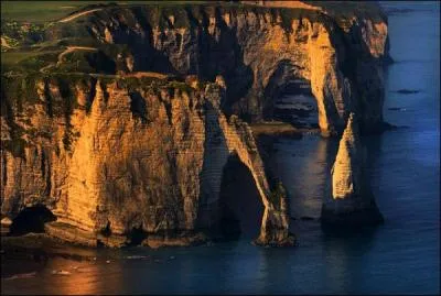 Le magnifique site d'Etretat inspira de nombreux peintres et crivains, Georges Simenon y a situ une partie d'un de ses Maigret, lequel ?