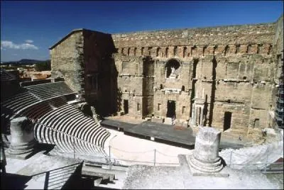 Le thtre d'orange, l'un des mieux conserv de l'empire romain a t construit sous quel empereur ?