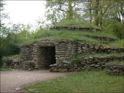 Dans quel dpartement pourrez--vous visiter l'ancienne ncropole de Bougon, l'une des plus vieilles d'Europe, date de 4700 avant J. C, compose de plus de dix tumulus ?