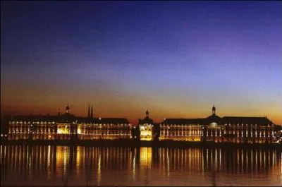  La belle endormie  d'autrefois s'est rveille pour devenir  la cit des merveilles  inscrite au patrimoine mondial de l'UNESCO sous l'appellation  Port de la Lune . Quelle est cette ville de Gironde qui abrite le plus grand nombre de monuments classs, juste aprs Paris ?