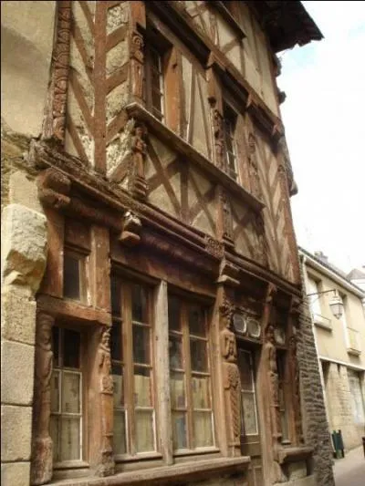 Cette  cit ducale , rsidence prfre des Ducs de Bretagne, a abrit Saint-Armel qui, selon la lgende, a apprivois un dragon dans la fort de Brocliande voisine. Quelle est cette ville dont la plus clbre maison porte l'inscription  Caro, 1586 , le nom d'un des propritaires ?