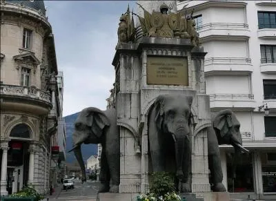 Quelle est cette  cit des ducs , lieu de rsidence de la Maison de Savoie, o l'on peut admirer la fontaine des lphants surnomme  la fontaine des 4 sans culs  ?