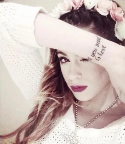 Martina a un tatouage repr�sentant l'inscription :