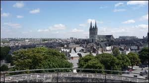 Pour commencer ce nouveau voyage, nous partons visiter la ville d'Angers. Nous nous rendons donc dans le dpartement ...