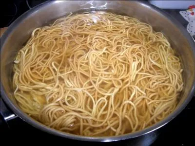 Pourquoi est-il important de ne pas casser les  chngshu min  ou  ptes de longue vie  pendant la cuisson ?