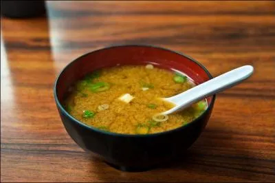 Comment s'appelle cette soupe japonaise faite de pte de haricots soja fermente et sale ?