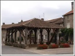 Dans quelle commune voit-on cette halle en bois ?