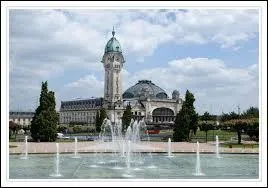 Cette ville est parfois appele  la ville rouge . Il s'agit de la ville ...