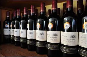 Non ! Comment non ? Vous prfrez m'accompagner en Corse. Allons, je vous conduis vers le golfe de Saint-Florent et nous boirons le vin rouge de Patrimonio dont le cpage est :