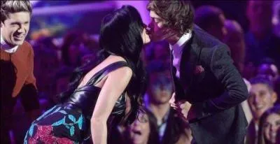 Qui embrasse Harry sur cette photo ?