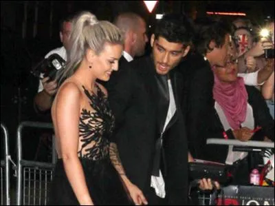 Qui est la fille sur cette photo et de qui est-elle la petite-amie ?