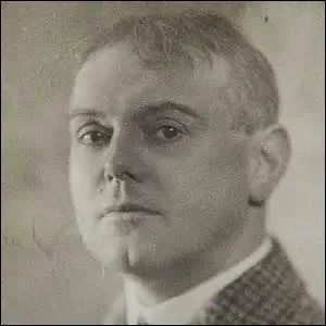 N  Pronne (Somme) en 1882, de mon vrai nom Pierre Dumarchey, crivain, essayiste et pote prolifique, on me doit des uvres comme  Le quai des brumes  en 1929 ou  L'Ancre de la misricorde  en 1941. Mobilis le 2 aot 1914, je rejoins le 69e rgiment d'infanterie  Toul (Meurthe-et-Moselle), je dcde en Seine-et-Marne le 27 juin 1970, je suis :