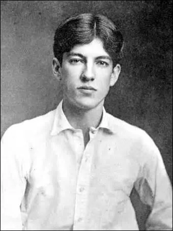 Pote amricain, n  New-york le 22 juin 1888, engag dans la Lgion trangre, je suis tu le 4 juillet 1916 au combat de Belloy-en-Santerre (Somme). On me doit une uvre prmonitoire clbre, le pome  Rendez-vous avec la mort  qui tait une des posies prfres de John-Fitzgerald Kennedy, je me nomme :