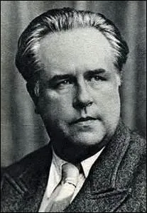 N en 1892  Paris, crivain, journaliste et politicien. Mobilis en 1914 comme 2e classe, bless une 1re fois par un clat d'obus en septembre 1915, je suis de nouveau atteint, mais par des gaz  bord de mon char. Dmobilis qu'en 1919, on me doit des uvres comme  La Visite du berger  en 1913 ou  Le malheur d'tre jeune  en 1935, je dcde dans la capitale le 10 octobre 1937 :