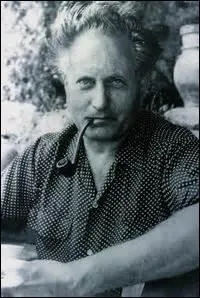 N  Manosque (Alpes-de-Hautes-Provence) le 30 mars 1895, crivain et scnariste, on me doit des uvres comme  Regain  en 1930. Mobilis en 1915, je ne suis que lgrement gaz, choqu par l'horreur vcue sur les champs de batailles, je deviens un pacifiste convaincu. Je m'teins emport par une crise cardiaque le 9 octobre 1970 dans la ville qui m'a vu natre :