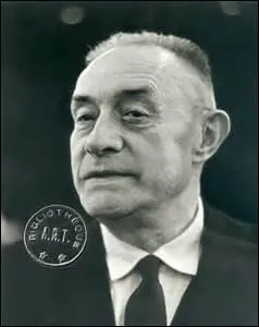N le 20 avril 1895  Paris, devenu pratiquement aveugle, je me suicide dans la capitale le 21 septembre 1972. Romancier, essayiste, auteur dramatique et acadmicien, on me doit des uvres comme  La reine morte  en 1942 ou   Le Matre de Santiago  en 1947. Grivement bless en fvrier 1918 par 7 clats d'obus dans le dos, 1 seul sera extrait, je suis :