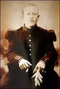 11 novembre 1918, 5h15 min, l'armistice est sign et le cessez-le-feu est effectif  11h. A 10h55 min, un soldat de 1re classe mobilis depuis 1914 est abattu d'une balle dans la tte, alors qu'il porte un message  son capitaine dans le village de Vrigne-Meuse (Ardennes), il reste dans l'histoire comme le dernier soldat franais mort pour la France de la 1re Guerre mondiale, il s'appelait...