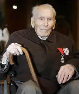 N le 24 dcembre 1897  Bettola (Italie) et dcd le 12 mars 2008 au Kremlin-Bictre, trichant sur mon ge, je m'engage ds 1914 en France, n'ayant pas la nationalit franaise, je suis dmobilis en mai 1915 pour l'Italie qui vient de rentrer en guerre avec les allis, je reviens en France en 1920, dernier vtran franais de la 1re guerre mondiale, je me nomme :