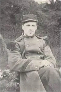 Le triste bilan de cette guerre fit en 4 ans, environ 9 millions de morts, environ 8 millions d'invalides, ce qui fait (environ) 6000 dcs par jour, la France sera le pays le plus touch avec 1, 4 millions de morts et de disparus (voil, ce que la btise humaine peut engendrer). Passons aux personnalits, n le 11 juin 1883, je reste clbre comme le 1er poilu tu le 02 aot  10h07, je suis ?