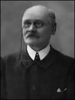 Architecte et ingnieur, n  Strasbourg en 1851, on me doit des uvres comme les Grands moulins de Corbeil, minoterie construit en 1893, ou les btiments du rseau lectrique du Mtro de Paris. Grand-pre du ralisateur, scnariste et crivain Pierre Schndoerffer (1928-2012), engag volontaire malgr mes 63 ans, bless, je dcde le 21 avril 1917  Troyon (Meuse), je suis :