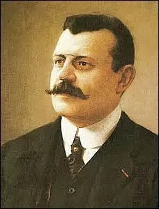 N en 1862  Roanne (Loire), archologue, je me suis surtout illustr comme le prcurseur de la cramologie antique. Conservateur du muse des Beaux-Arts et d'archologie de Roanne de 1882  1914, capitaine au 298e rgiment d'infanterie, je meurs au front  Vingr (actuelle commune de Nouvion-Vingr) dans l'Aisne le 4 octobre 1914, je me nomme :