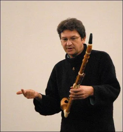 Quel nom donne-t-on plus couramment  la clarinette en fa, pour laquelle a t crit,  l'origine, le concerto de Mozart ?