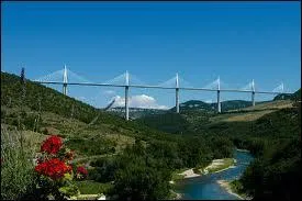 Nous franchissons le Tarn sur ce pont le plus haut du monde , qui est aussi le plus long pont  hauban. Je pense que vous avez trouver le nom de ce pont. Il s'agit ...