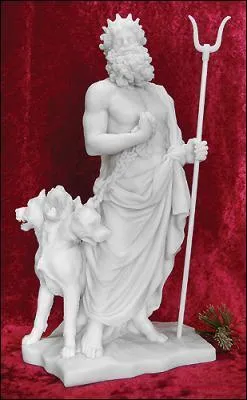 Comment s'appelle le chien  trois ttes qui est aux cts de Pluton ?