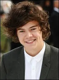 De quelle couleur sont ses cheveux ?