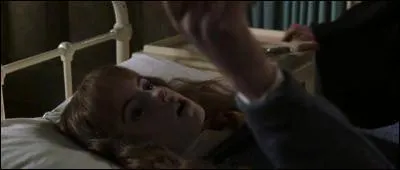 Quel(s) objet(s) tenait Hermione lors sa ptrification ?