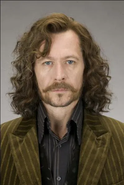 Qui apprend  Harry qu'il est le filleul de Sirius Black ?