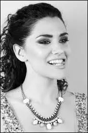 Qui est-ce ? Peux-tu me la dcrire ?