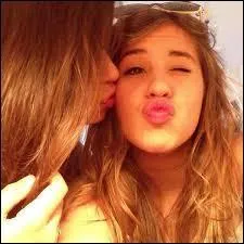 Qui est-ce ? Peux-tu me la dcrire ?